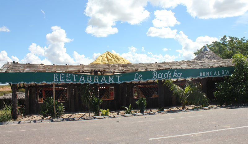 De buitenkant van Restaurant Badika langs de RN 34
